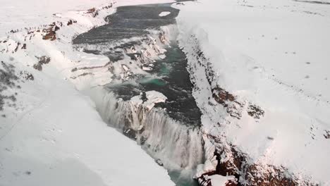 Tiro-De-Drone-De-La-Cascada-De-Gullfoss-En-Islandia-Durante-El-Invierno