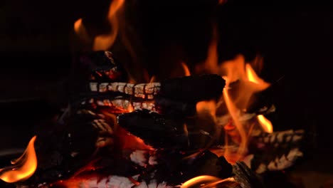 Südafrikanisches-Holzfeuer,-Das-Für-Ein-Braai-Brennt