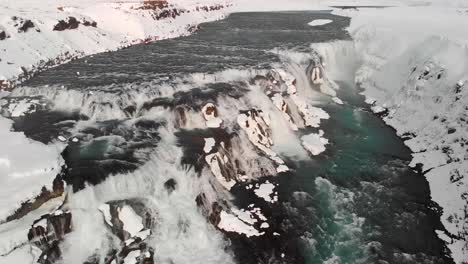 Tiro-De-Drone-De-La-Cascada-De-Gullfoss-En-Islandia-Durante-El-Invierno
