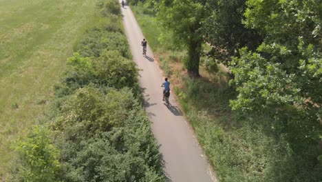 Dos-Ciclistas-Viajando-En-La-Naturaleza