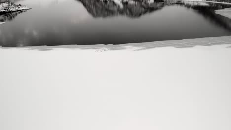 Tiro-De-Drone-De-Montañas-Nevadas-En-Tromso,-Noruega-Durante-El-Invierno