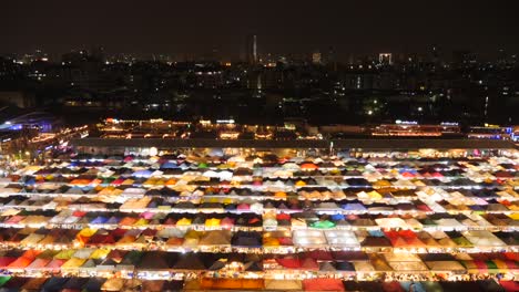 Mercado-Nocturno-De-Bangkok,-Rot-Fai-Market-4.mp4
