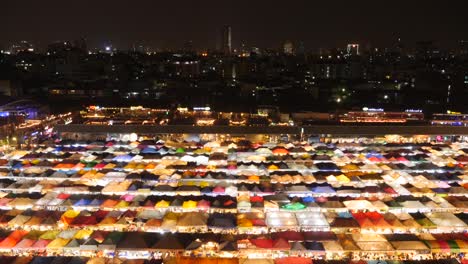 Mercado-Nocturno-De-Bangkok,-Rot-Fai-Market-4.mp4