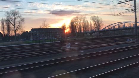 1080p-Clip-Mit-Blick-Auf-Den-Sonnenuntergang-Von-Der-Fahrt-Mit-Dem-Hochgeschwindigkeitszug-Nach-Rotterdam,-Niederlande