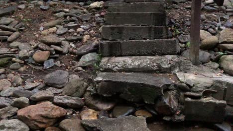 Escaleras-De-Roca-Espeluznantes-Que-Conducen-Al-Río