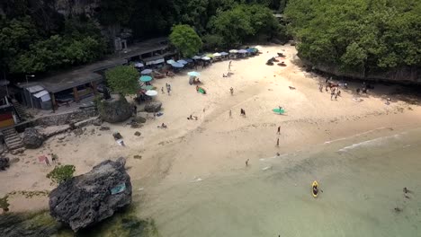 Aerial-Dolly-Rückansicht-Des-Strandes,-Strand-Padang-Padang-Auf-Bali,-Indonesisch,-Mit-Umliegenden-Bäumen