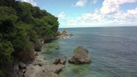 Erstaunlicher-Tiefflug-Nach-Vorne-über-Küstenfelsen-Am-Strand-In-Bali,-Wunderschönes-Türkisfarbenes-Wasser,-Gezeitenpools