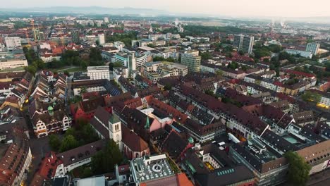 Imágenes-De-4k-Drohne-Filmadas-Cerca-De-La-Catedral-En-Fraiburg-Im-Breisgau,-Alemania-Al-Amanecer