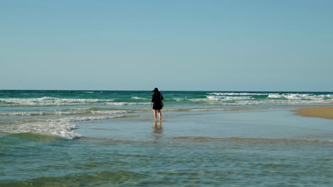 Mujer-Joven-Turista-Asiática-Caminando-En-La-Playa-En-La-Isla-De-Stradbroke,-Brisbane,-Australia