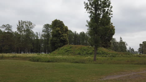 Borre-Mound-Cemetery-Son-Antiguos-Túmulos-Funerarios-Del-Período-Vikingo