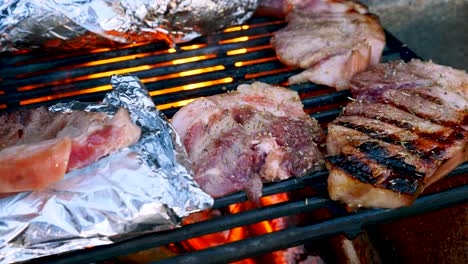 Gegrillte-Koreanische-Bbq-party-Draußen-Beim-Camping-Auf-Altem-Bbq-set-Koche-Koreanischen-Schweinebauch-Auf-Bbq-grill-Draußen-Zum-Campen