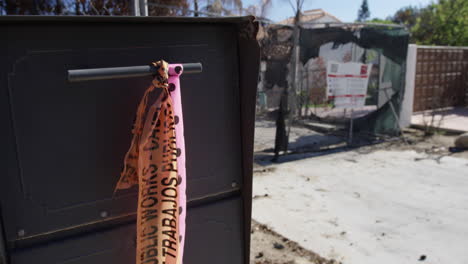 Rosafarbenes-Band-Mit-Totalschaden-An-Einem-Briefkasten-Eines-Abgebrannten-Hauses-In-Malibu,-Kalifornien