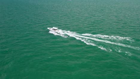 Boote,-Die-An-Sonnigen-Sommertagen-über-Offenes-Wasser-Fahren