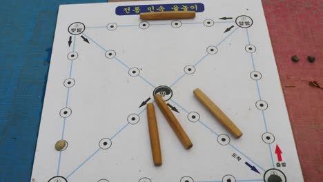 Koreanisches-Traditionelles-Brettspiel-Namens-Yut-Nori,-Auch-Bekannt-Als-Yunnori-Für-Neujahr---Asiatisches-Familienspiel