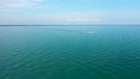 Boote,-Die-An-Sonnigen-Sommertagen-über-Offenes-Wasser-Fahren