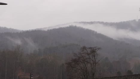 Niebla-Y-Rodando-Sobre-Una-Montaña-En-Un-Día-Lluvioso-En-Las-Montañas
