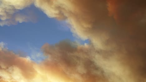 Nubes-Naranjas-Profundas-De-Humo-De-Incendios-Forestales-Problemáticos-En-El-Día-Del-Cielo-Azul