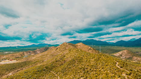 Surrealer-Überflug-Im-Zeitraffer-Eines-Berges-In-Mexiko