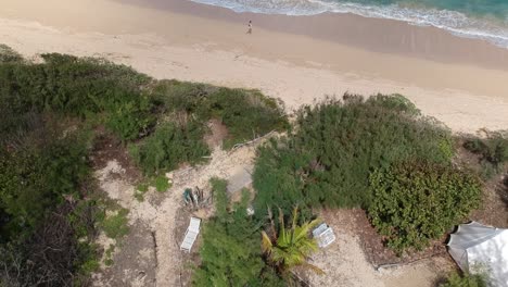 Drohnenaufnahme-Von-Tipi-Und-Gartenstühlen-In-Einem-Garten-Neben-Dem-Strand-Auf-Hawaii-Mit-Weißem-Sand-Und-Türkisfarbenem-Wasser
