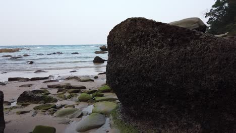 Ein-Felsiger-Strand-In-Einem-Abgelegenen-Gebiet-Eines-Geschützten-ökosystems-Auf-Den-Andamaneninseln-Mit-Vulkanischen-Gesteinsresten-Und-Goldenem-Sand