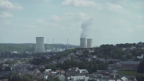 Vista-Sobre-La-Planta-De-Energía-Nuclear-Tihange,-Huy,-Bélgica,-Ardenas,-Europa,-4k,-25fps