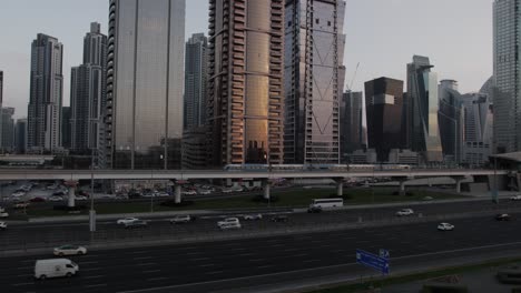 Muchos-Autos-Y-Mucho-Tráfico-En-La-Calle-Shiekh-Zayed-En-Dubai-Durante-La-Puesta-De-Sol