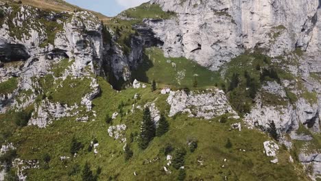Weg-Von-Drei-Leuten,-Die-Auf-Einem-Felsen-Hoch-Oben-In-Den-Bergen-In-Italien-Sitzen