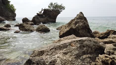 Ein-Felsiger-Strand-Und-Eine-Natürliche-Felsformation-Mit-Sanften-Wellen-Und-Abgelegener-Lage