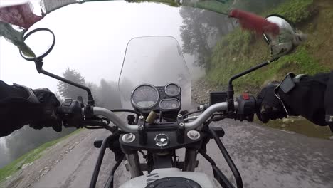 Conduciendo-Una-Moto-A-Alta-Velocidad-A-Través-De-Las-Montañas-Del-Himalaya-Con-Niebla-Y-Pinos