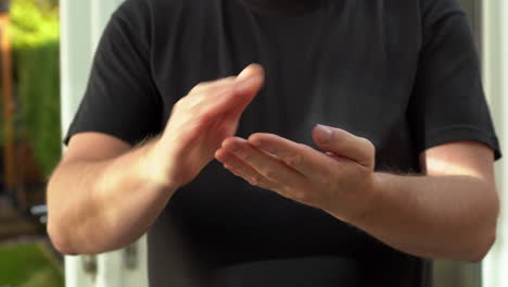 Feuchtigkeitsspendende-Hände-Mit-Weißer-Schutzcreme-Männliche-Hände-Reiben-Heilende-Lotion-In-Die-Haut,-Um-Sie-Weicher-Zu-Machen-Und-Die-Trockenheitsbehandlung-Zu-Erleichtern