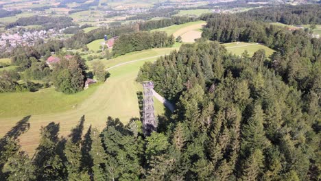 Toma-Aérea-De-Drones-Volando-Alrededor-De-La-Torre-De-Observación-Pfannenstiel-En-El-Cantón-De-Zúrich,-Suiza