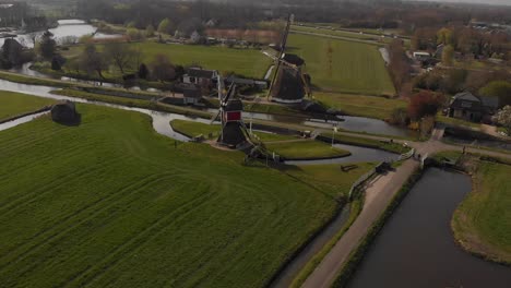 Typische-Holländische-Landschaft-Mit-Windmühlen
