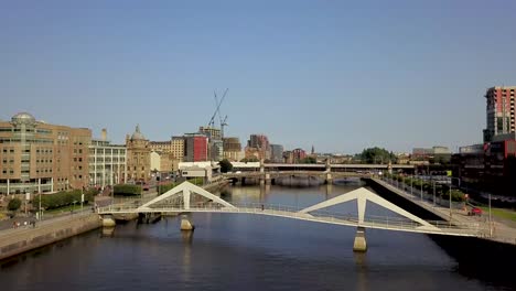 Vuela-A-La-Izquierda-Sobre-El-Puente-Ondulado-Clyde-De-Glasgow