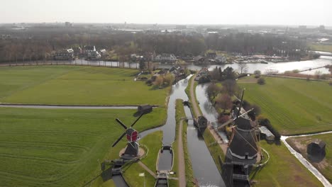 Drohnenaufnahme-Einer-Typischen-Landschaft-In-Holland-Mit-Windmühlen