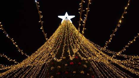 Christmas-tree-illuminated-at-night_close-up