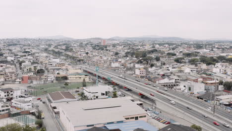 Allee-In-Guayaquil,-Ecuador.-Verkehr-Mit-Leichten-Fahrzeugen