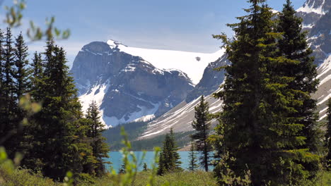 Wunderschöner-Blaugrüner-See-Mit-Klarem-Wasser-Am-Fuße-Eines-Schneebedeckten-Berges-In-Banff-Alberta,-Kanada