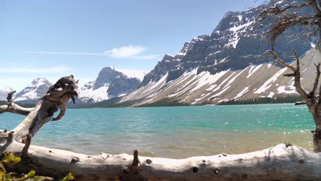 Revelación-Cinematográfica-Del-Majestuoso-Lago-En-Alberta,-Canadá