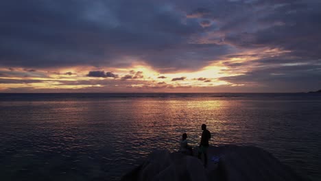 Paar,-Das-Den-Sonnenuntergang-Auf-Den-Seychellen-Beobachtet