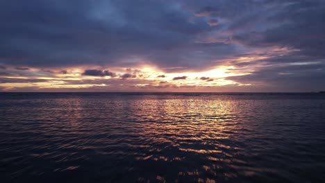 Sonnenuntergang-An-Einem-Strand-Auf-Den-Seychellen