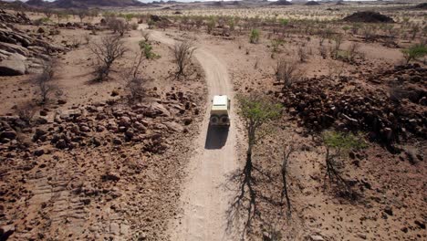 Camión-Todoterreno-Explorando-El-árido-Desierto-Del-Interior-Africano