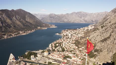 Antena---Bahía-De-Kotor-Y-Bandera-Nacional-En-Un-Hermoso-Día-Soleado,-Kotor,-Montenegro