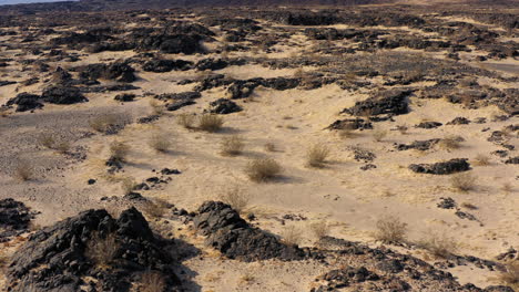 Drone-Vuela-Sobre-El-Desierto-De-Mojave-Revelando-El-Cráter-Amboy-En-Mojave-Trails-Monumento-Nacional,-Destino-De-California-Para-Hacer-Senderismo-Y-Escalada