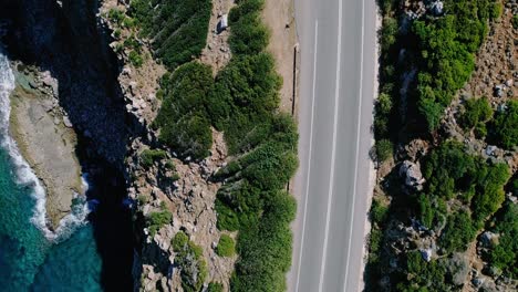 Una-Toma-De-Un-Dron-De-Una-Carretera-En-La-Costa-De-La-Isla-Griega-De-Creta