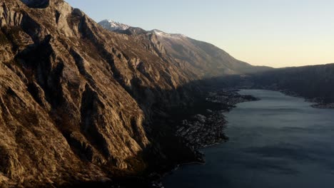 Aéreo---Montañas-Y-La-Bahía-De-Kotor-Al-Atardecer,-Kotor,-Montenegro,-Panorámica-A-La-Derecha