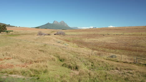 Stunning-Scenery-Over-Savannah-With-View-Of-Simonsberg-Nature-Reserve-In-Stellenbosch,-South-Africa