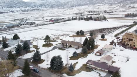 Drone-View-Of-Wintry-Landscape-With-Residential-Houses-In-A-Village-In-Midway-Utah,-USA