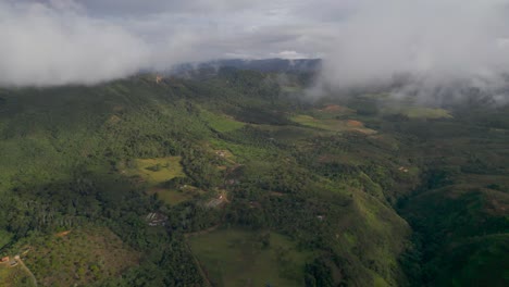 Dolly-inn-with-drone,-above-mountains-at-a-cloudy-day-with-fog,-in-Curiti-Colombia