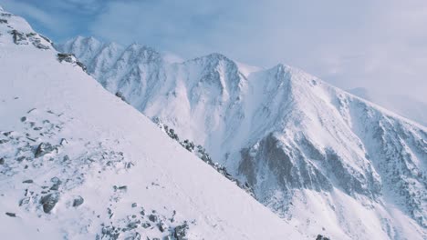 Luftfilm-Winterlandschaft-Der-Hohen-Gipfel-Im-Tatra-Nationalpark-In-Der-Slowakei,-Die-An-Einem-Sonnigen-Wintertag-Ein-Mit-Weißem-Neuschnee-Bedecktes-Tal-Enthüllt