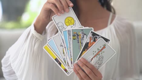 Weißes-Magisches-Konzept-Der-Zauberin,-Die-Die-Zukunft-Durch-Kartenlesen-Vorhersagt,-Gesichtslose-Heilerinnen